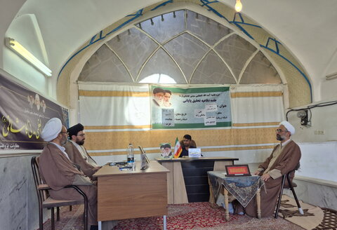 تصاویر/ جلسه دفاعیه تحقیق پایانی طلبه مدرسه علمیه آیت‌الله مدنی کاشانی(ره)