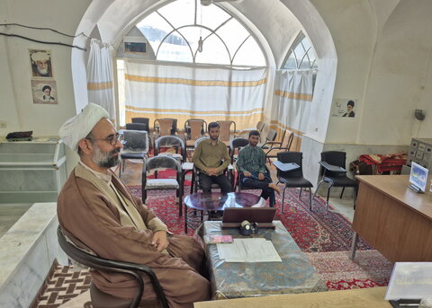 تصاویر/ جلسه دفاعیه تحقیق پایانی طلبه مدرسه علمیه آیت‌الله مدنی کاشانی(ره)