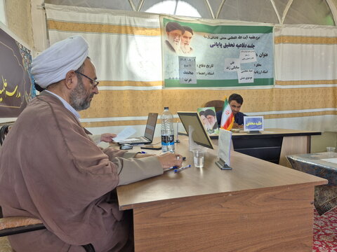 تصاویر/ جلسه دفاعیه تحقیق پایانی طلبه مدرسه علمیه آیت‌الله مدنی کاشانی(ره)