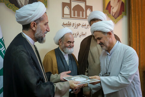 تصاویر / تصاویر / تجلیل وتکریم از اساتید وکارکنان رزمنده وایثارگر شاغل در حوزه علمیه قزوین