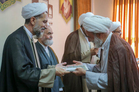 تصاویر / تصاویر / تجلیل وتکریم از اساتید وکارکنان رزمنده وایثارگر شاغل در حوزه علمیه قزوین