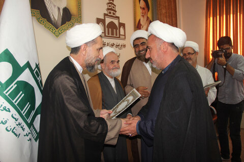 تصاویر / تصاویر / تجلیل وتکریم از اساتید وکارکنان رزمنده وایثارگر شاغل در حوزه علمیه قزوین