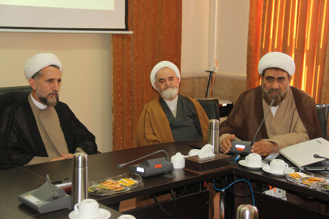 تصاویر / تصاویر / تجلیل وتکریم از اساتید وکارکنان رزمنده وایثارگر شاغل در حوزه علمیه قزوین