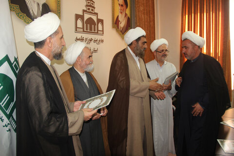 تصاویر / تصاویر / تجلیل وتکریم از اساتید وکارکنان رزمنده وایثارگر شاغل در حوزه علمیه قزوین