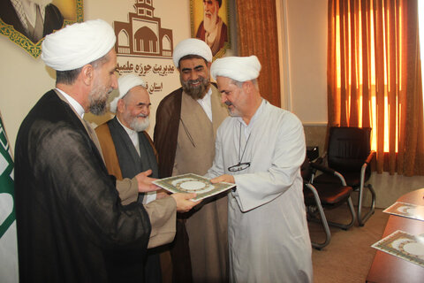 تصاویر / تصاویر / تجلیل وتکریم از اساتید وکارکنان رزمنده وایثارگر شاغل در حوزه علمیه قزوین