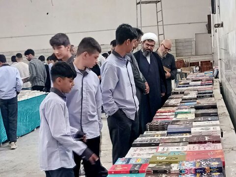 تصاویر بازدید میدانی امام جمعه الیگودرز از نمایشگاه کتاب شهرستان