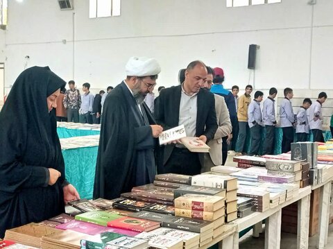 تصاویر بازدید میدانی امام جمعه الیگودرز از نمایشگاه کتاب شهرستان