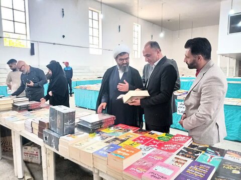 تصاویر بازدید میدانی امام جمعه الیگودرز از نمایشگاه کتاب شهرستان