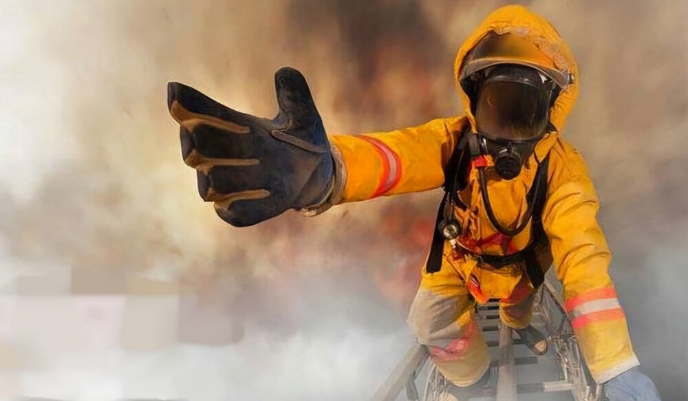 احکام شرعی | وقت نماز تنگ است، ارجحیت با نجات انسان است یا خواندن نماز؟