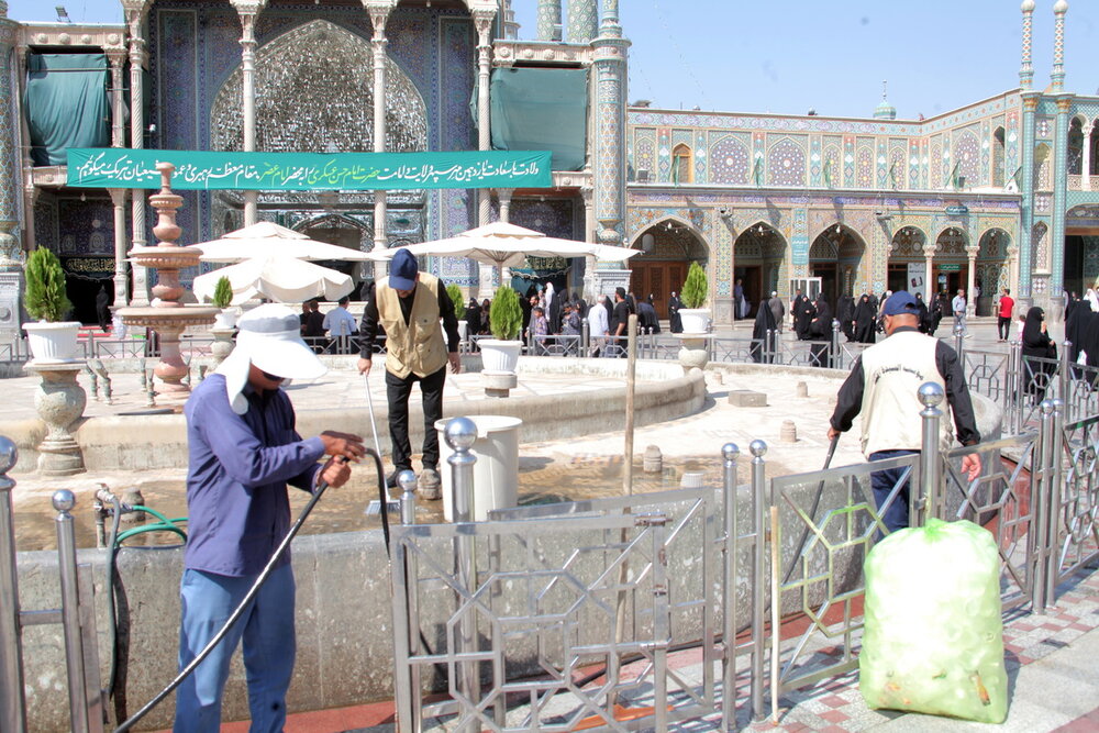 خدمت خادمان عراقی در حرم مطهر بانوی کرامت