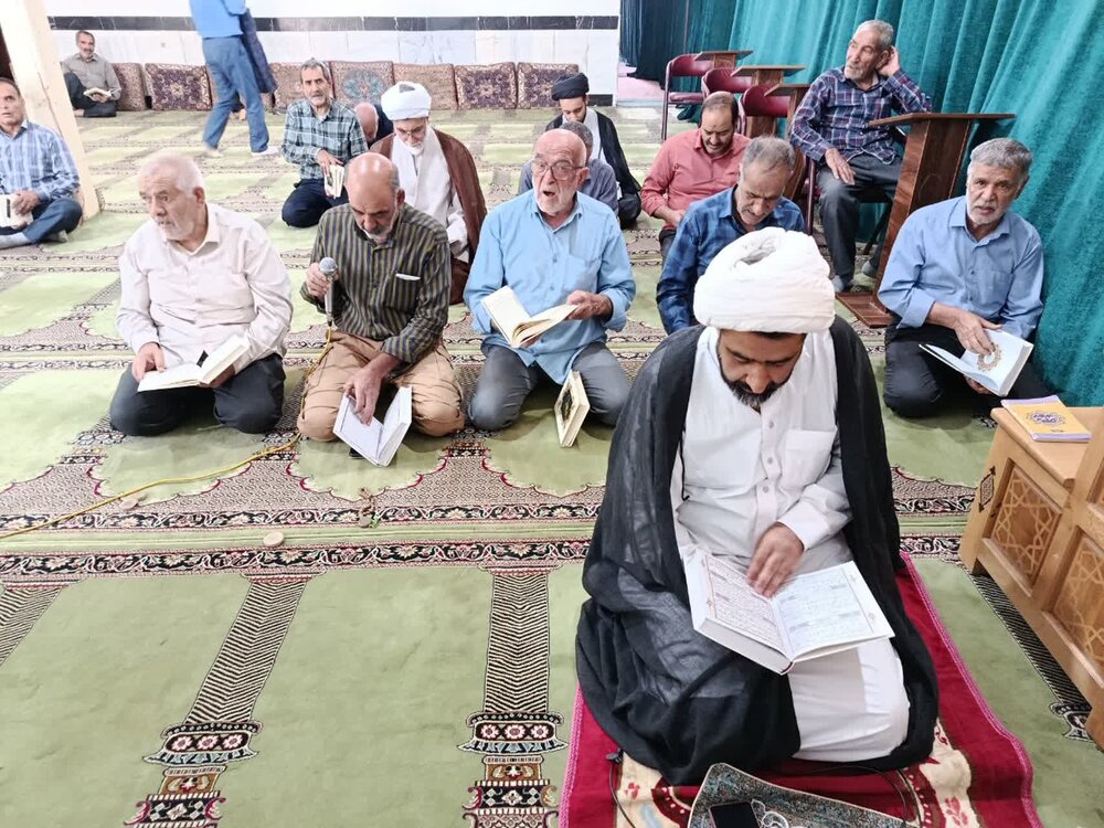 اقامه نماز جماعت ظهر در یکی از مساجد ماهان