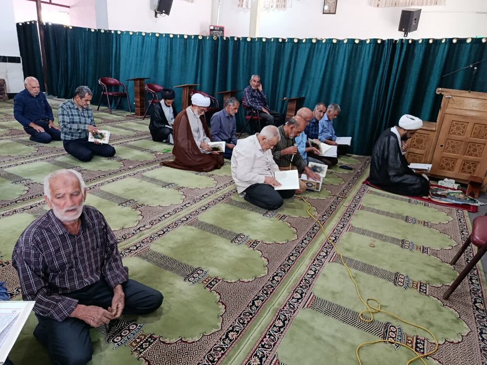 اقامه نماز جماعت ظهر در یکی از مساجد ماهان