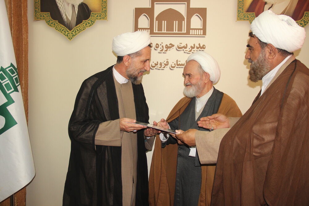 فیلم | تجلیل از روحانیون ایثارگر رزمنده حوزه علمیه استان قزوین