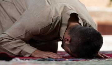 احکام شرعی | آیا حرکت دادن بدن هنگام نماز جایز است؟