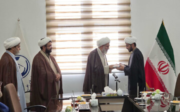 دیدار مدیرکل مرکز خدمات خراسان رضوی با طلبه مضروب آمر به معروف