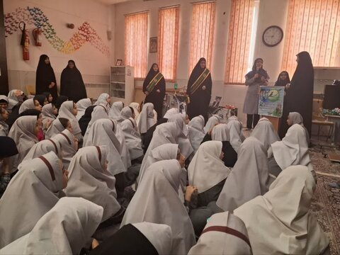 تصاویر/ اجرای پویش سراسری «زنگ مهر رضوی» در مدارس آران وبیدگل