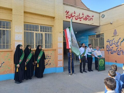 تصاویر/ اجرای پویش سراسری «زنگ مهر رضوی» در مدارس آران وبیدگل