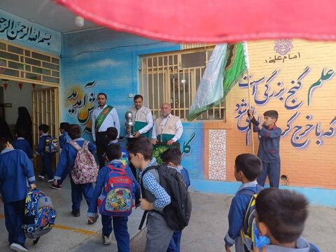 تصاویر/ اجرای پویش سراسری «زنگ مهر رضوی» در مدارس آران وبیدگل