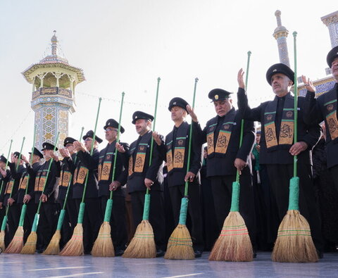 برگزاری آیین‌ جاروکشی حرم اخت‌الرضا(س) با حضور خادمان آستان قدس رضوی + تصاویر