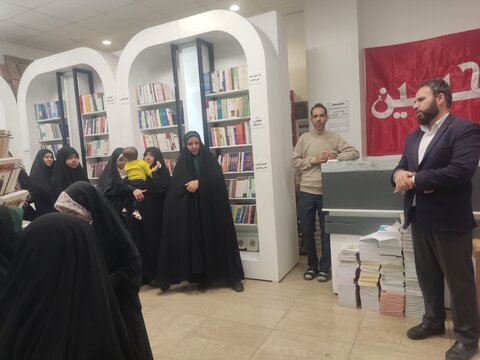 تصاویر/ بازدید بانوان طلبه مدرسه علمیه الزهرا ماهان در اردوی «طلیعه حضور» از مرکز نشر هاجر قم