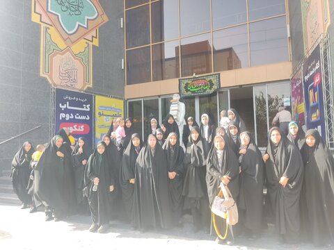 تصاویر/ بازدید بانوان طلبه مدرسه علمیه الزهرا ماهان در اردوی «طلیعه حضور» از مرکز نشر هاجر قم