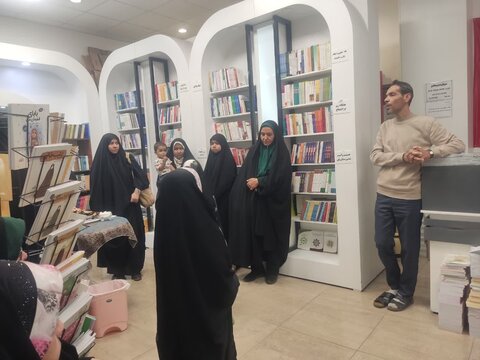تصاویر/ بازدید بانوان طلبه مدرسه علمیه الزهرا ماهان در اردوی «طلیعه حضور» از مرکز نشر هاجر قم