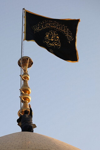 تصاویر/ آیین تعویض پرچم گنبد حرم حضرت فاطمه معصومه(س) در وفات شهادگونه ایشان