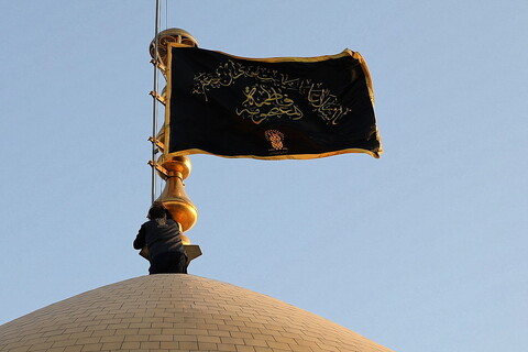 تصاویر/ آیین تعویض پرچم گنبد حرم حضرت فاطمه معصومه(س) در وفات شهادگونه ایشان