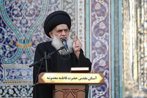 تصاویر/ آیین تعویض پرچم گنبد حرم حضرت فاطمه معصومه(س) در وفات شهادگونه ایشان