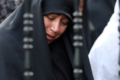 تصاویر/ آیین تعویض پرچم گنبد حرم حضرت فاطمه معصومه(س) در وفات شهادگونه ایشان