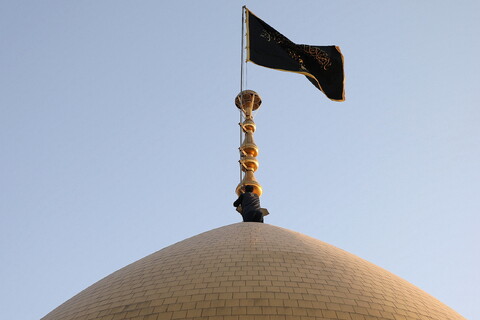 تصاویر/ آیین تعویض پرچم گنبد حرم حضرت فاطمه معصومه(س) در وفات شهادگونه ایشان