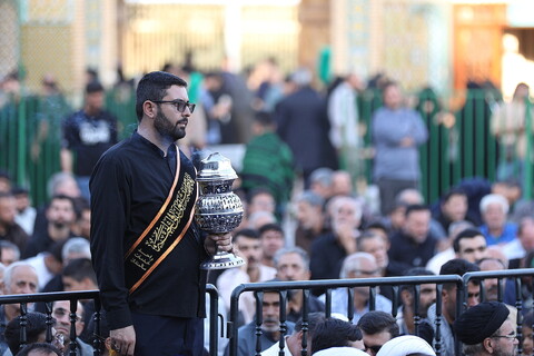 تصاویر/ آیین تعویض پرچم گنبد حرم حضرت فاطمه معصومه(س) در وفات شهادگونه ایشان