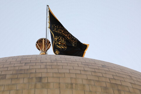 تصاویر/ آیین تعویض پرچم گنبد حرم حضرت فاطمه معصومه(س) در وفات شهادگونه ایشان