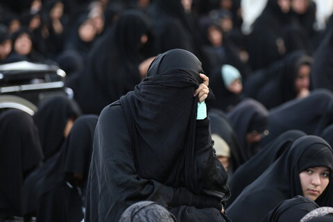 تصاویر/ آیین تعویض پرچم گنبد حرم حضرت فاطمه معصومه(س) در وفات شهادگونه ایشان