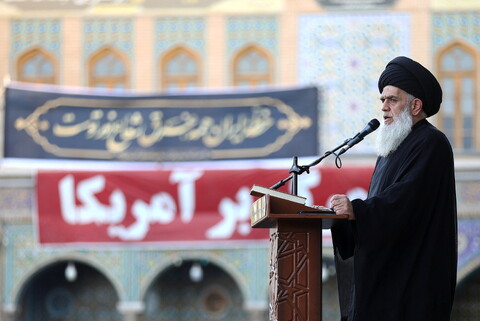 تصاویر/ آیین تعویض پرچم گنبد حرم حضرت فاطمه معصومه(س) در وفات شهادگونه ایشان