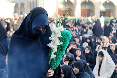 تصاویر/ آیین تعویض پرچم گنبد حرم حضرت فاطمه معصومه(س) در وفات شهادگونه ایشان