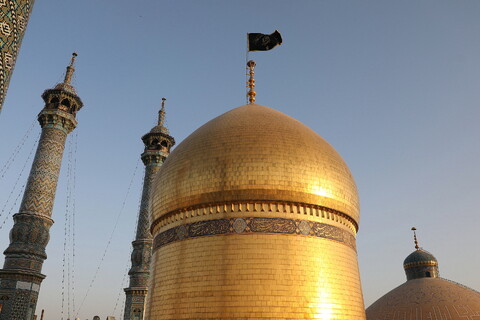 تصاویر/ آیین تعویض پرچم گنبد حرم حضرت فاطمه معصومه(س) در وفات شهادگونه ایشان