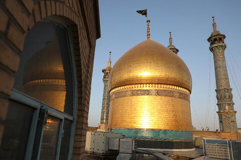 تصاویر/ آیین تعویض پرچم گنبد حرم حضرت فاطمه معصومه(س) در وفات شهادگونه ایشان