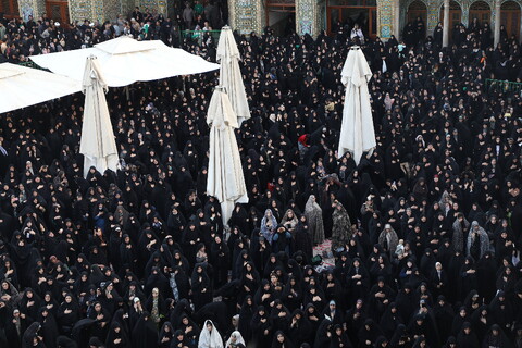 تصاویر/ آیین تعویض پرچم گنبد حرم حضرت فاطمه معصومه(س) در وفات شهادگونه ایشان