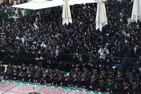 تصاویر/ آیین تعویض پرچم گنبد حرم حضرت فاطمه معصومه(س) در وفات شهادگونه ایشان