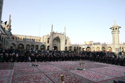 تصاویر/ آیین تعویض پرچم گنبد حرم حضرت فاطمه معصومه(س) در وفات شهادگونه ایشان