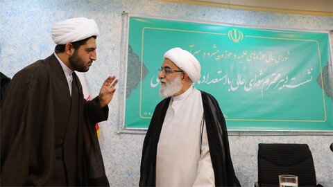 نشست دبیر شورای عالی حوزه‌های علمیه با استعدادهای برتر حوزوی