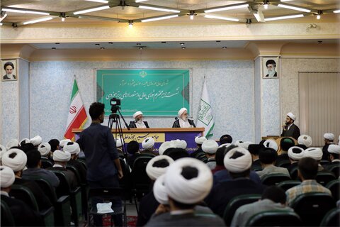 نشست دبیر شورای عالی حوزه‌های علمیه با استعدادهای برتر حوزوی