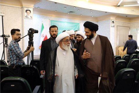 نشست دبیر شورای عالی حوزه‌های علمیه با استعدادهای برتر حوزوی