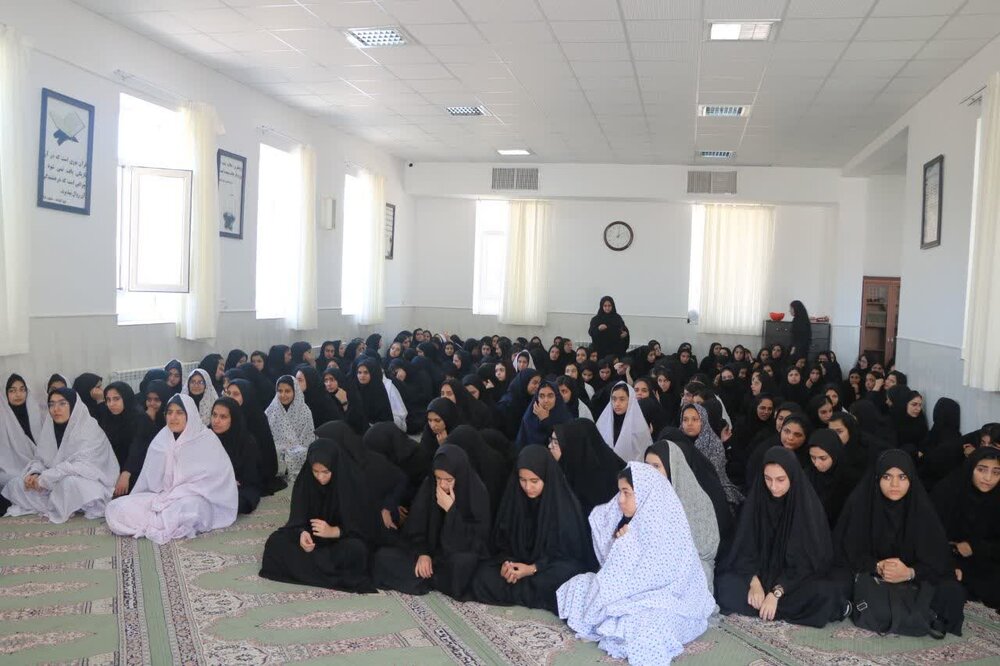 فیلم| جهادتبیین امام جمعه اردکان در دبیرستان دخترانه