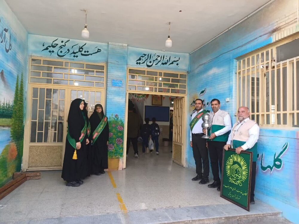 تصاویر/ اجرای پویش سراسری «زنگ مهر رضوی» در مدارس آران و بیدگل