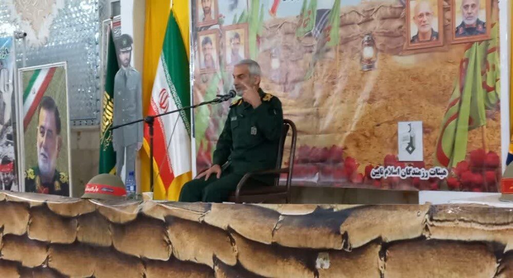 تاریخ انقلاب و مخصوصاً دفاع مقدس را بخوانید