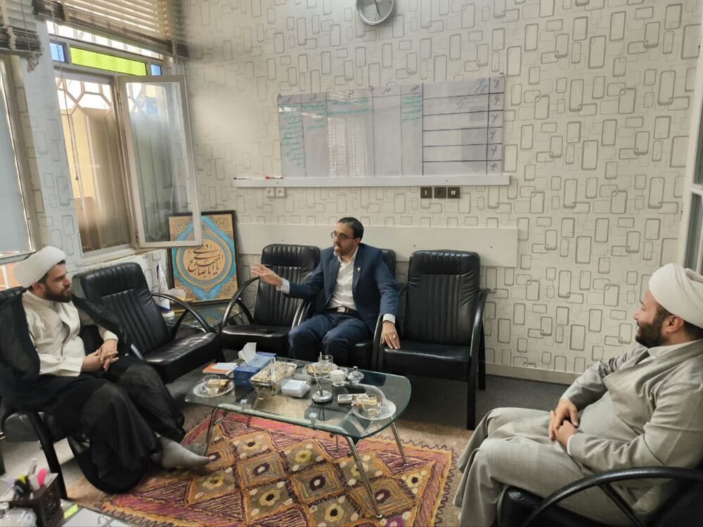 نشست بررسی ساز و کار نظارت بر عملکرد اتحادیه‌ها و اصناف قم برگزار شد