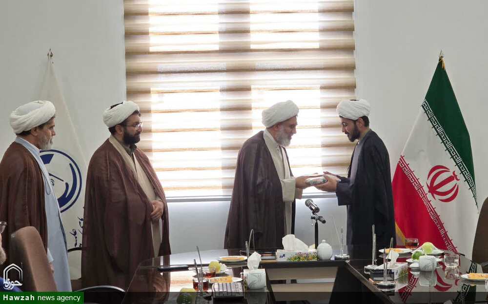 دیدار مدیرکل مرکز خدمات خراسان رضوی با طلبه مضروب آمر به معروف