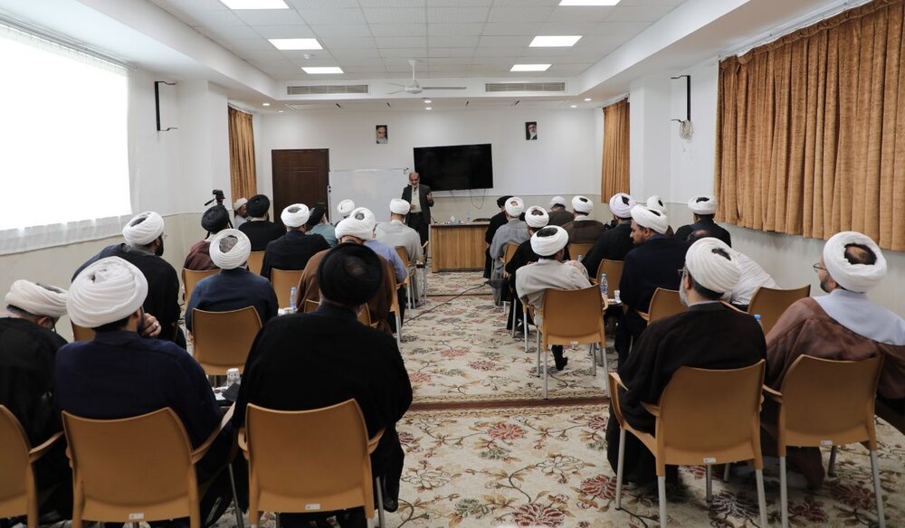 تصاویر/ پایان روز اول دوره دو روزه دانش افزایی فلسفه دروس ویژه اساتید حوزه علمیه استان یزد